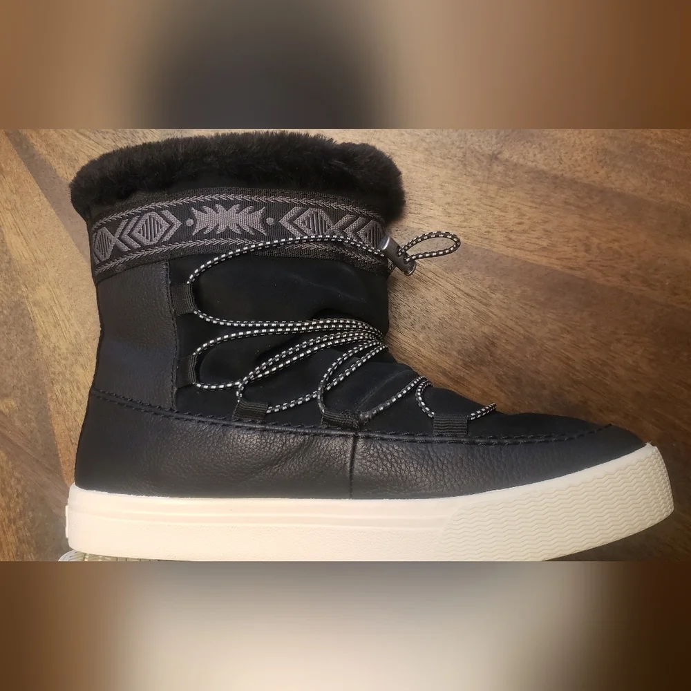 Tom's Alpine Round Toe Stylish Black Winter Boots Size 6